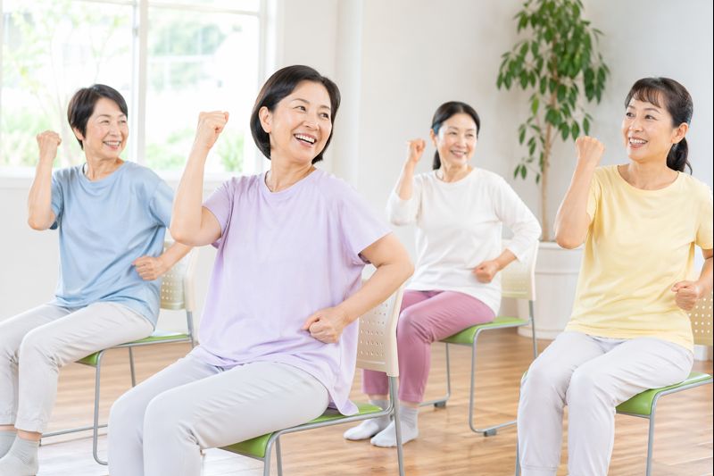 椅子に座って運動する女性たち